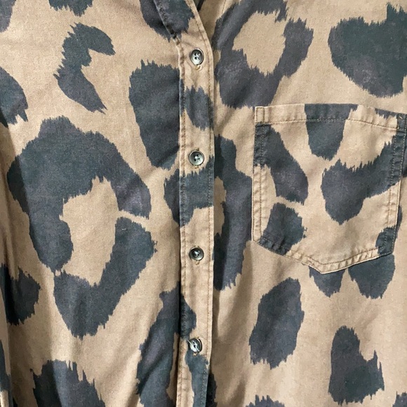 Cheetah Pattern Button Down Top - Picture 4 of 6
